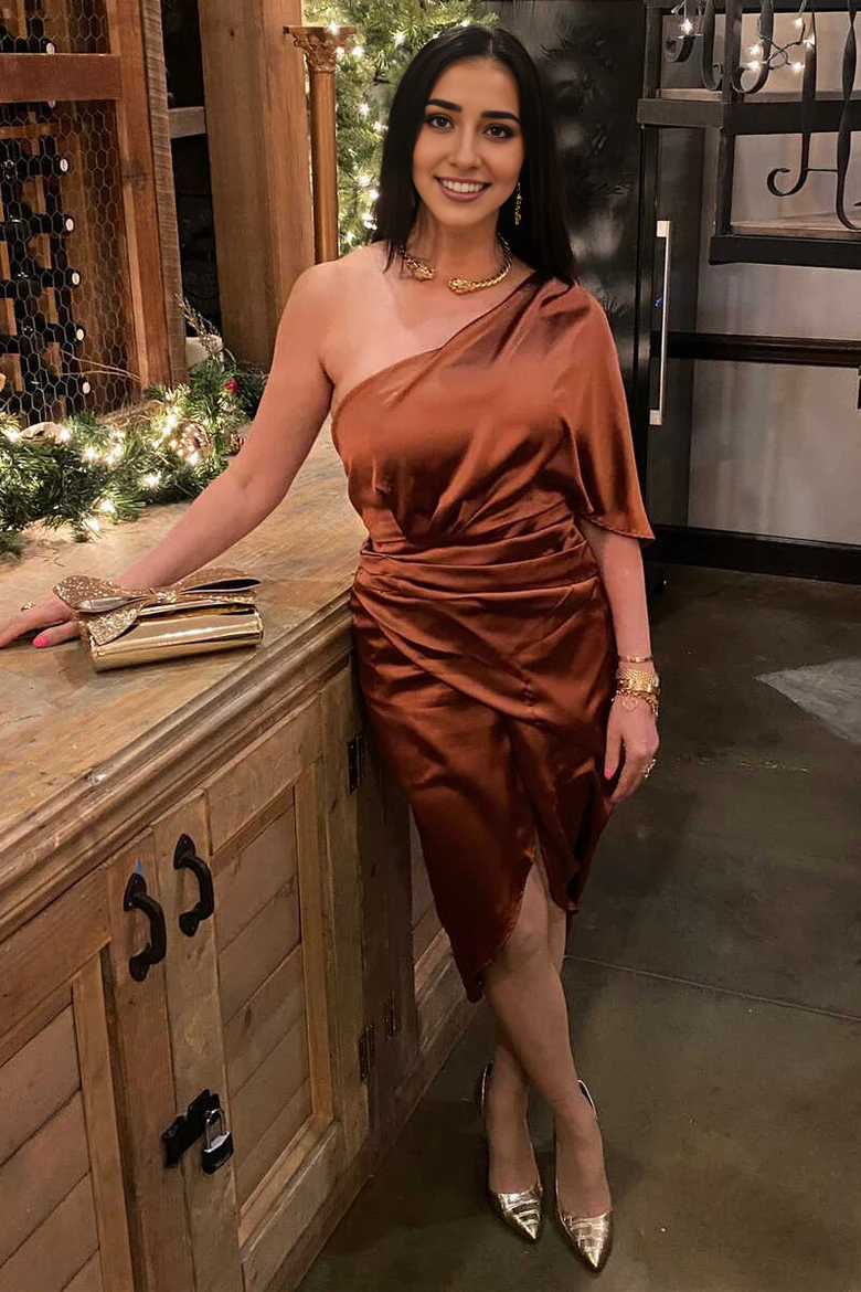 Vestido formal de un solo hombro con abertura